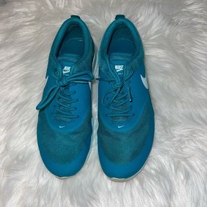 Nike turquoise tennis shoes in great used condition size 8.5